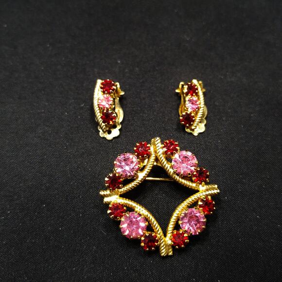 Vintage Red Pink Rhinestone Brooch Earrings Set, Gold Plated - Picture 9 of 10